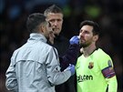 Lionel Messi z Barcelony si musel nechat zastavit krvácení z nosu poté, co...