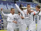 Fotbalisté Slovácka oslavují branku do sít Píbrami.
