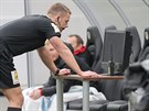 Hlavní rozhod�í Pavel Orel zkoumá videozáznam sporné situace v utkání Plzn� s...