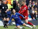 Eden Hazard z Chelsea (v modrém) padá na trávník po stetu s Jordanem...