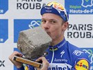 Belgický cyklista Philippe Gilbert líbá trofej pro vítze závodu Paí-Roubaix.