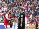 Josef Hubauer ze Slavie (vlevo) dostává v derby se Spartou lutou kartu za...