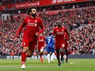 Mohamed Salah z Liverpoolu (v popedí) utíká oslavit se spoluhrái svj gól v...