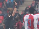 Benjamin Tetteh ze Sparty dostává lutou kartu v derby se Slavií.