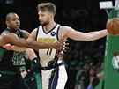 Domantas Sabonis z Indiany (vpravo) drí mí z dosahu Ala Horforda z Bostonu.