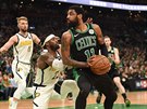 Kyrie Irving z Bostonu (vpravo) se snaí uvolnit kolem bránícího Wesleyho...