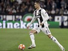 Cristiano Ronaldo (Juventus) se rozhlíí ve tvrtfinálové odvet Ligy mistr...