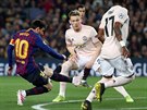 Barcelonský kapitán Lionel Messi stílí branku do sít Manchesteru United.
