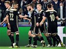 Fotbalisté Ajaxu Amsterdam oslavují gól do sít Juventusu.