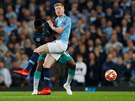 BUM. Kevin de Bruyne z Manchesteru City (vpravo) se tvrd stetl s Moussou...