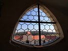 Plástvové vitráe jsou nov také v oknech ve tvaru sférického trojúhelníku.
