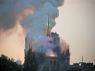 Poár katedrály Notre Dame v Paíi. (15. 4. 2019)