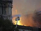 Paítí hasii bhem zásahu u poáru katedrály Notre-Dame (15. 4. 2019).