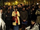 Lidé se modlí u katedrály Notre-Dame, kterou v pondlí zasáhl rozsáhlý poár....