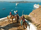 Jízda na oslech patí na eckém ostrov Santorini mezi oblíbené turistické...