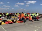 Záchranái a hasii na praském letiti v Ruzyni cviili postup pi havárii...