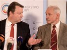 Ministr kultury Antonín Stank (vlevo) odvolal editele Národní galerie Praha...