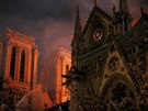 Hasiči se snaží uhasit požár, který zachvátil nejslavnější pařížskou katedrálu...