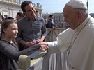védská klimatická aktivistka Greta Thunbergová si potásá rukou s papeem...