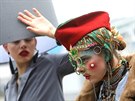 KLOBOUKY. Úastnice "Kloboukového pochodu" v Londýn pózují fotografm bhem...