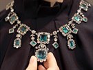 NÁHRDELNÍK. Modelka v londýnské aukní síni Christie's na sob má náhrdelník z...