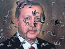 HOLUBI. Hejno holub létá ped obím plakátem tureckého prezidenta Recepa...