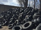 erná skládka pneumatik u Jiína roste