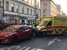 est aut se srazilo v ulici Rumunská. Jedno skonilo na stee. (15. 4. 2019)