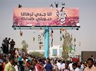 Súdánci v ulicích Chartúmu ádají rezignaci prezidenta Umara Baíra. (11. dubna...
