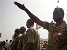 Súdánský voják se snaí uklidnit davy demonstrant, kteí v ulicích Chartúmu...
