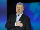 Ukrajinský prezident Petro Poroenko bhem pedvolební prezidentské debaty na...