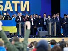 Souasný ukrajinský prezident Petro Poroenko (vlevo) a kandidát na prezidenta...