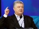Ukrajinský prezident Petro Poroenko bhem pedvolební prezidentské debaty na...