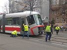 V brnnsk ulici tefnikova se srazila tramvaj s nkladnm vozem. idi...