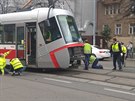 V brnnsk ulici tefnikova se srazila tramvaj s nkladnm vozem. idi...