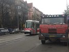 V brnnsk ulici tefnikova se srazila tramvaj s nkladnm vozem tatra. idi...