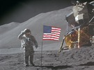 David Scott (Apollo 15) na Msíci. U fotky s vlajkou si jde vimnout na jeho...