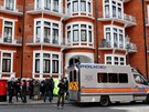 Policejní auto ped ekvádorskou ambasádou v Londýn po zatení Assange...