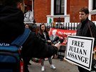 Píznivec zakladatele WikiLeaks Assange hovoí k médiím ped ekvádorskou...