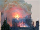 Hoící katedrála Notre Dame, které se zítila slavná v. (15. 4. 2019)