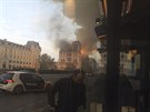 Katedrla Notre-Dame v Pai je v plamenech. Propadla se stecha a ztila...