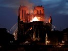 V paíské katedrále Notre-Dame vypukl rozsáhlý poár. Ohe se rychle rozíil...