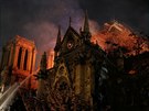 V pařížské katedrále Notre-Dame vypukl rozsáhlý požár. Oheň se rychle rozšířil...