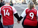 Fanouci Arsenalu míí ke stadionu Emirates v Londýn na úvodní tvrtfinále...