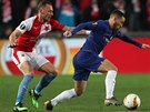 Belgický záloník Eden Hazard z Chelsea uniká slávistovi Vladimíru Coufalovi ve...