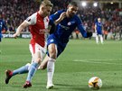 Slávista Petr evík  se snaí obejít Rubena Loftus-Cheeka z Chelsea v úvodním...