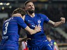 Oliver Giroud (vpravo) objímá Marcose Alonsa, který práv vstelil jediný gól...