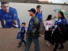 Fanouci Chelsea picházejí ke stadionu Stamford Bridge na odvetu tvrtfinále...