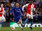 Eden Hazard z Chelsea v akci, stíhá ho slávista Ibrahim Traoré.