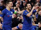 Stelec Pedro (vpravo) z Chelsea a spoluhrá Cesar Azpilicueta oslavují gól ve...